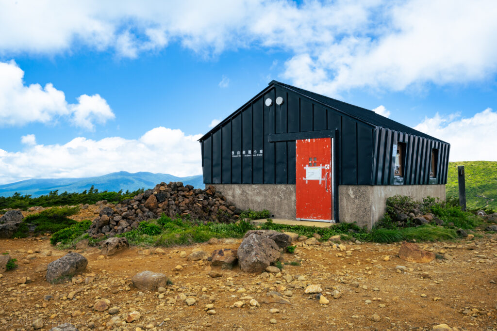 鉄山避難小屋近景