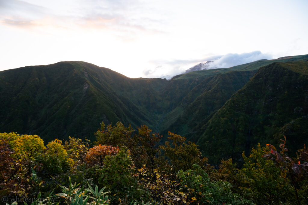 奈曽渓谷と鳥海山山頂