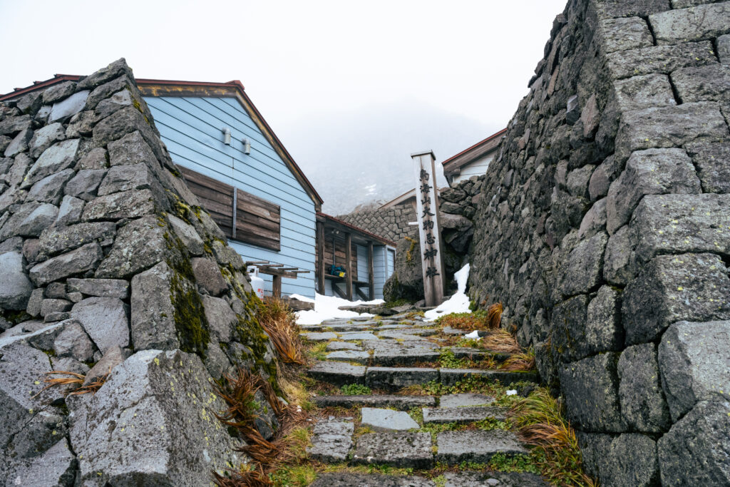 鳥海山大物忌神社山頂本殿参道