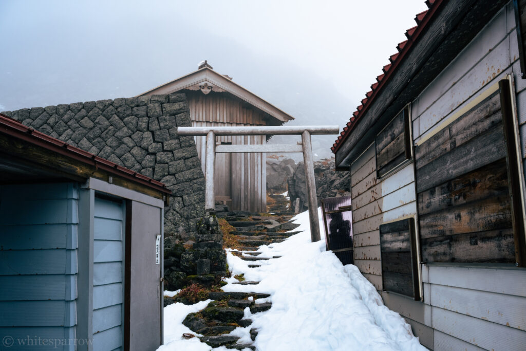 鳥海山大物忌神社山頂本殿