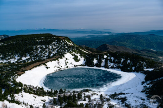 【東北】一切経山〜浄土平から残雪期の「魔女の瞳」へ〜【4月】