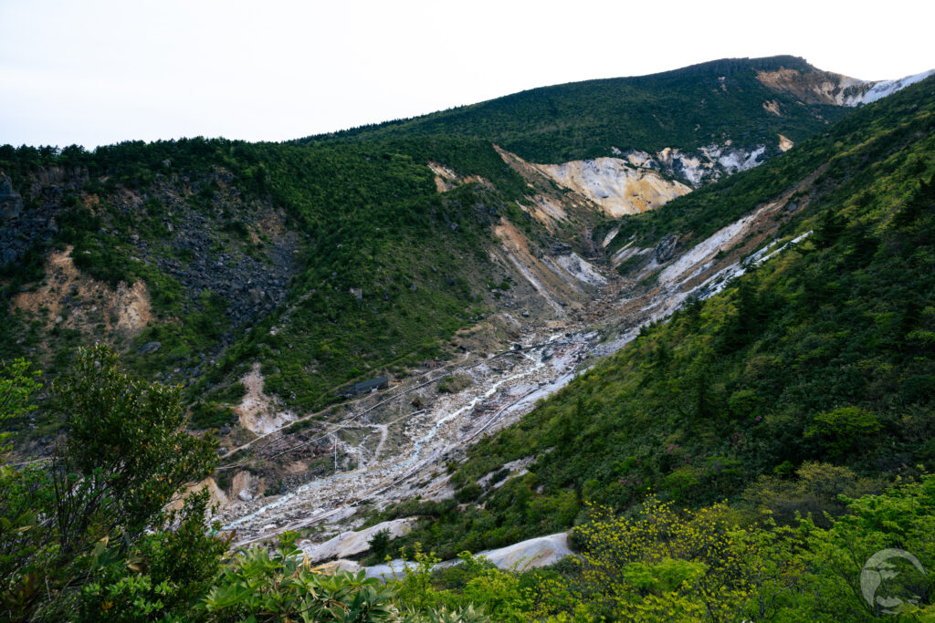 沼尻登山道から見た硫黄川