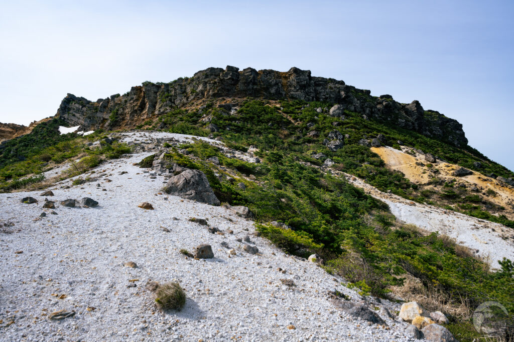 船明神山岩塊近く