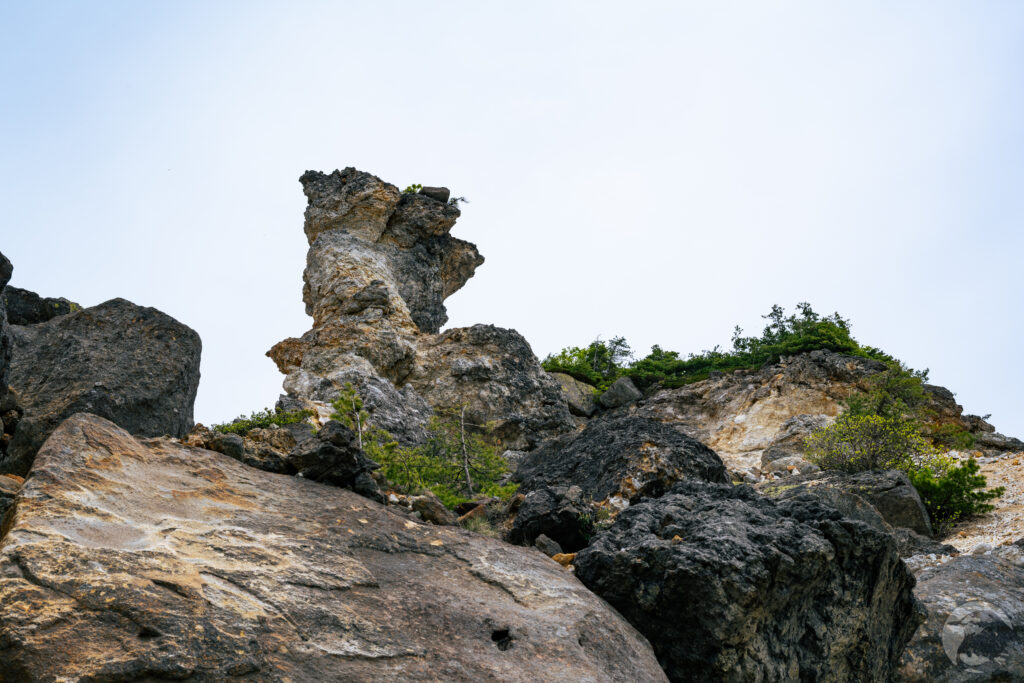 硫黄川への道の岩塔