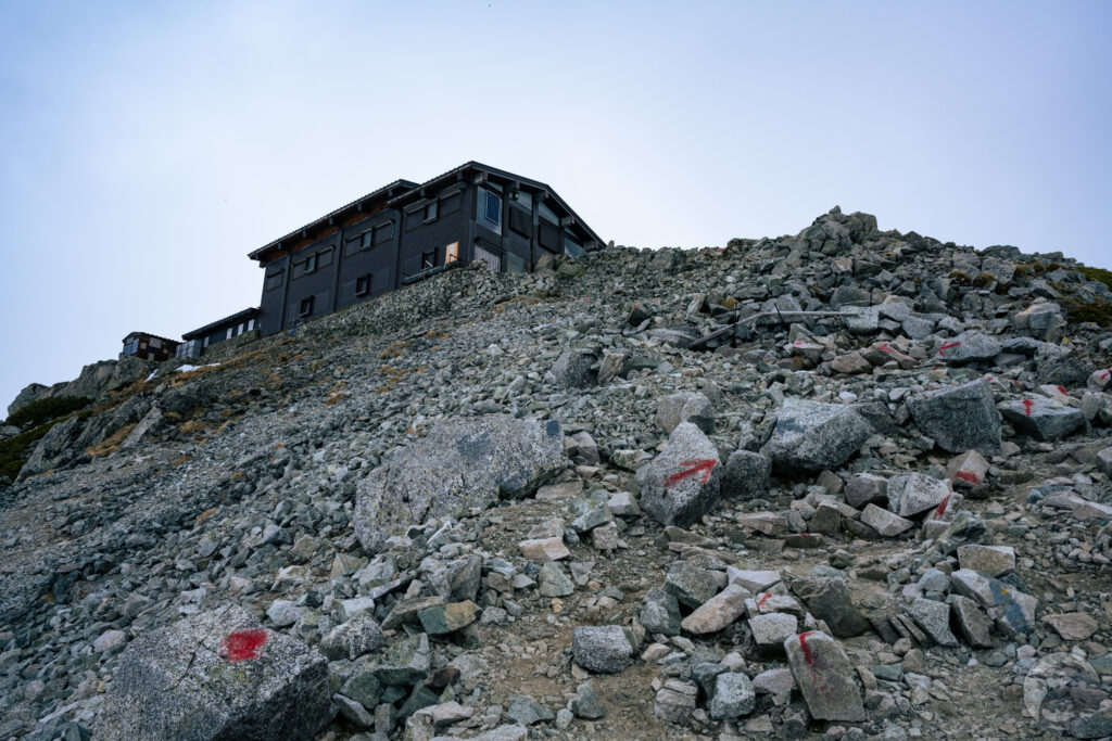 雄山登山道から社務所