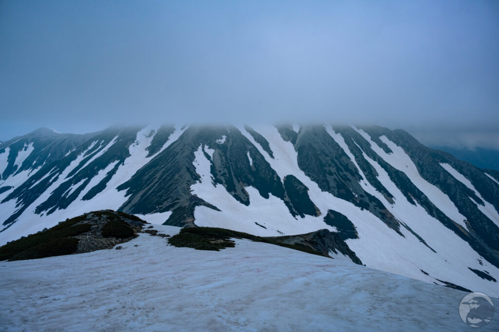 雲に覆われる立山