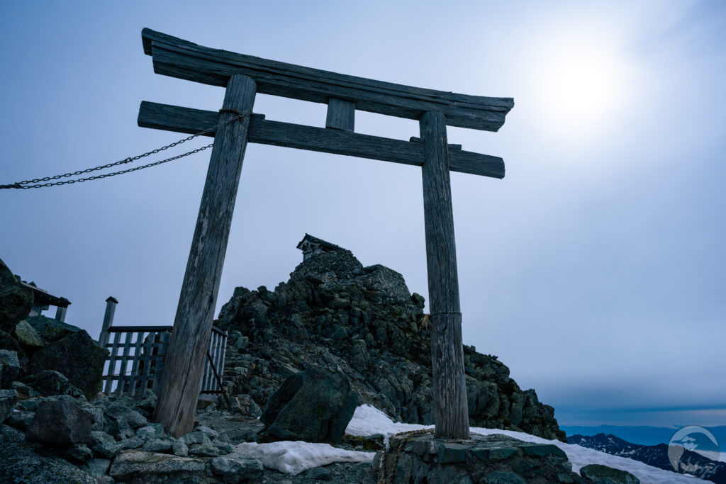 峰本社と鳥居