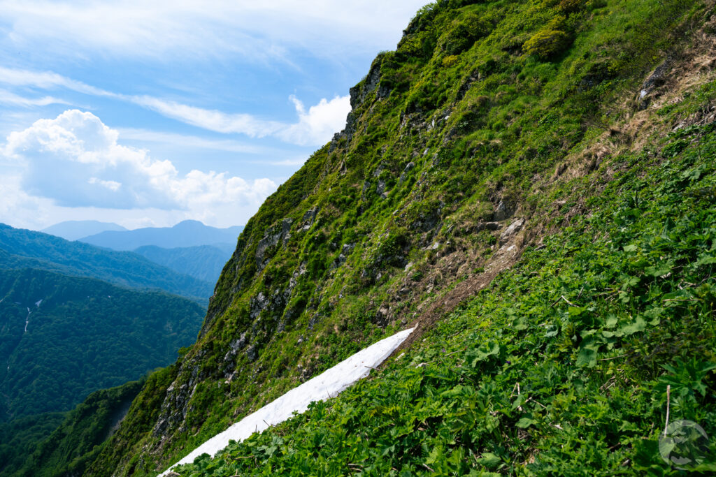 雨飾山南面