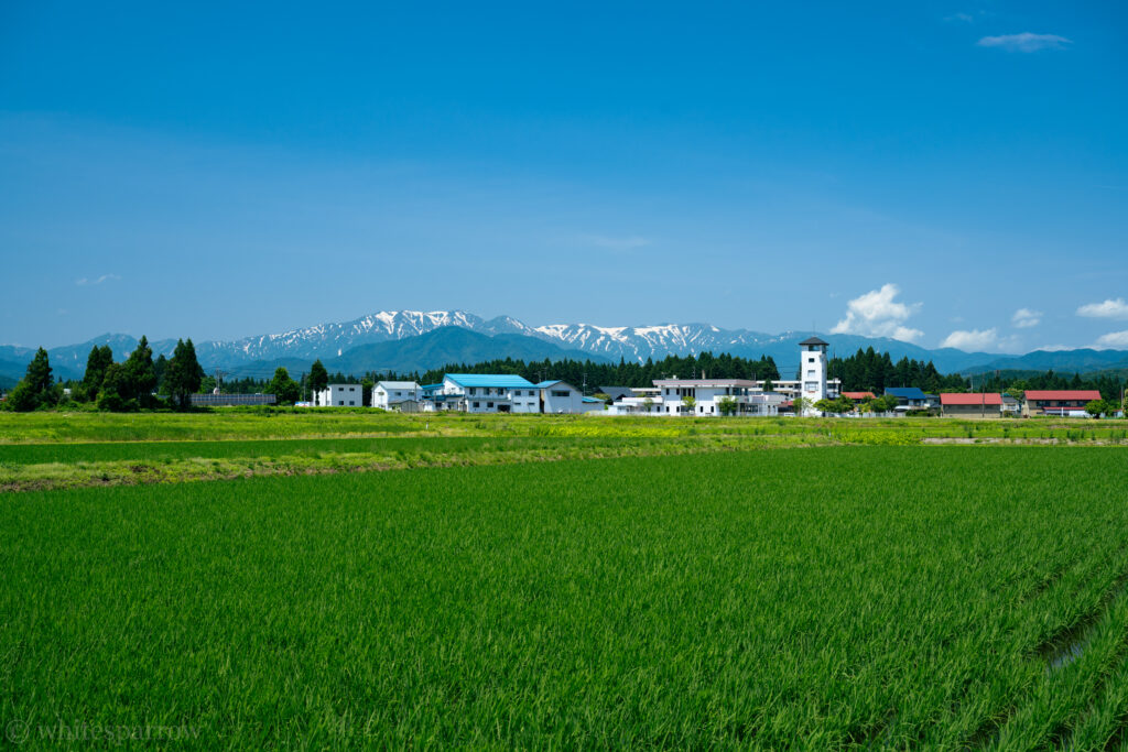 西会津の街並みと飯豊連峰