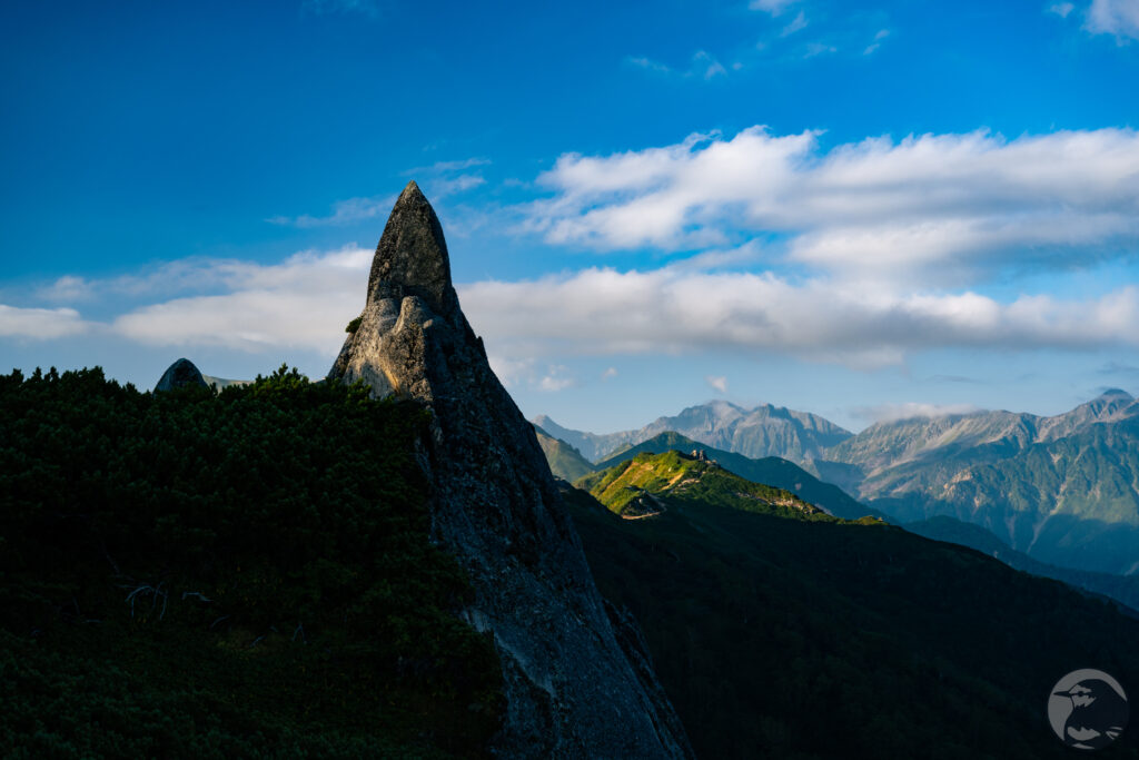 朝陽と尖岩