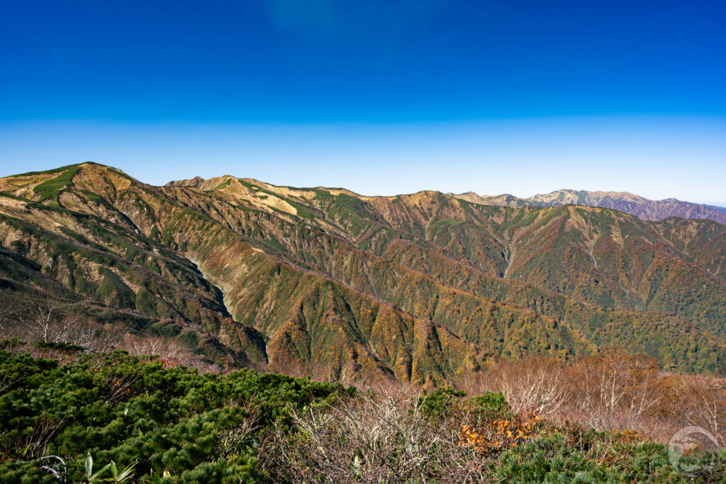 小朝日岳から北の稜線