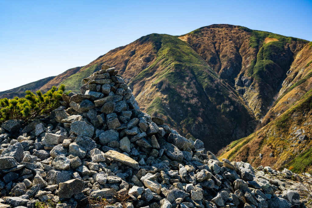 積み石と大朝日岳