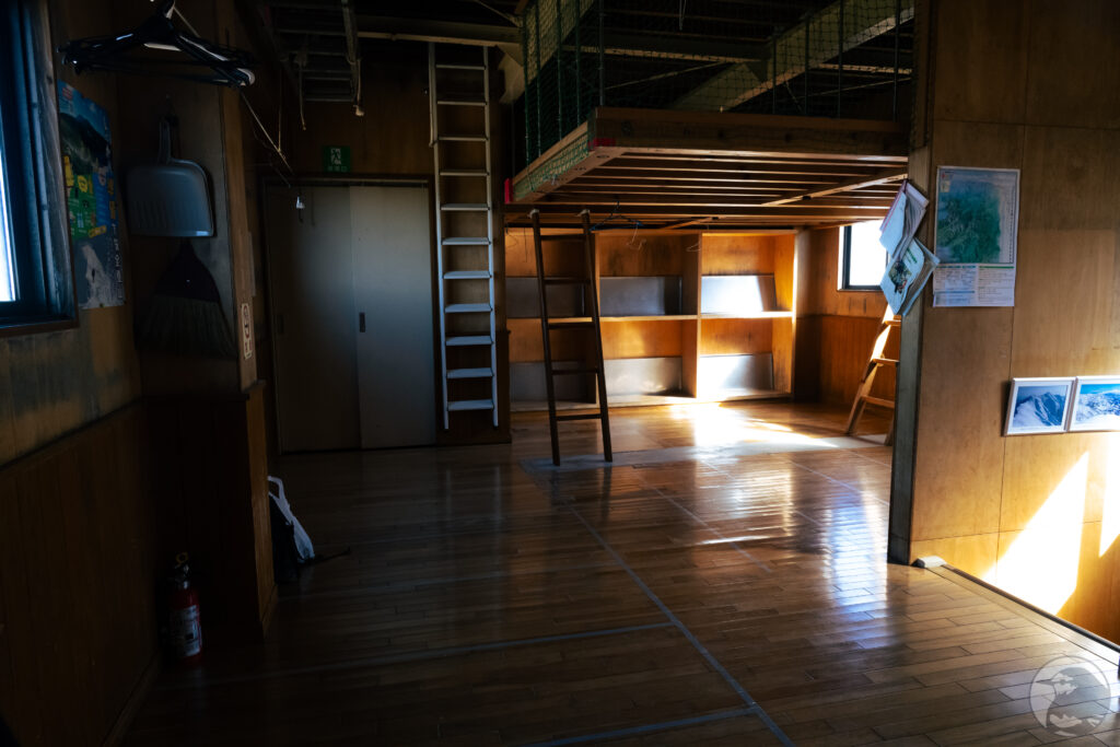 避難小屋2階の宿泊スペース