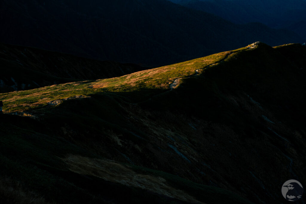 夕暮れの尾根道