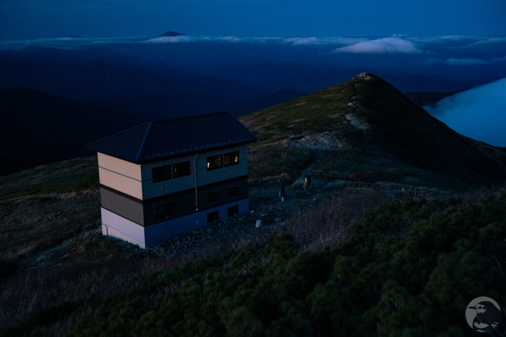 夜の大朝日岳山頂避難小屋