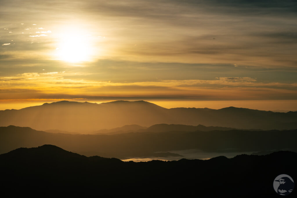 雲の裏へ登る太陽