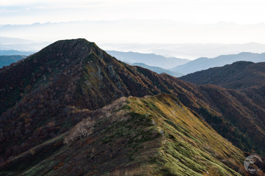 曇り空と小朝日岳