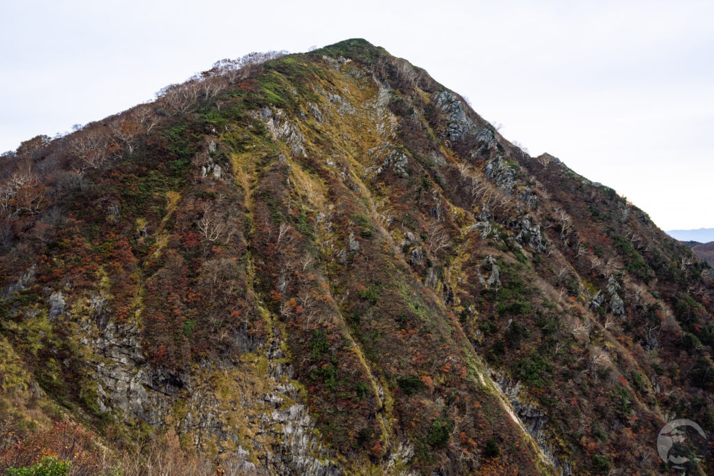 曇りの小朝日岳岩壁
