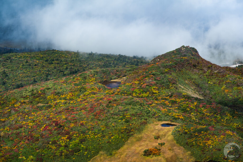 栗駒山火口の剣岳