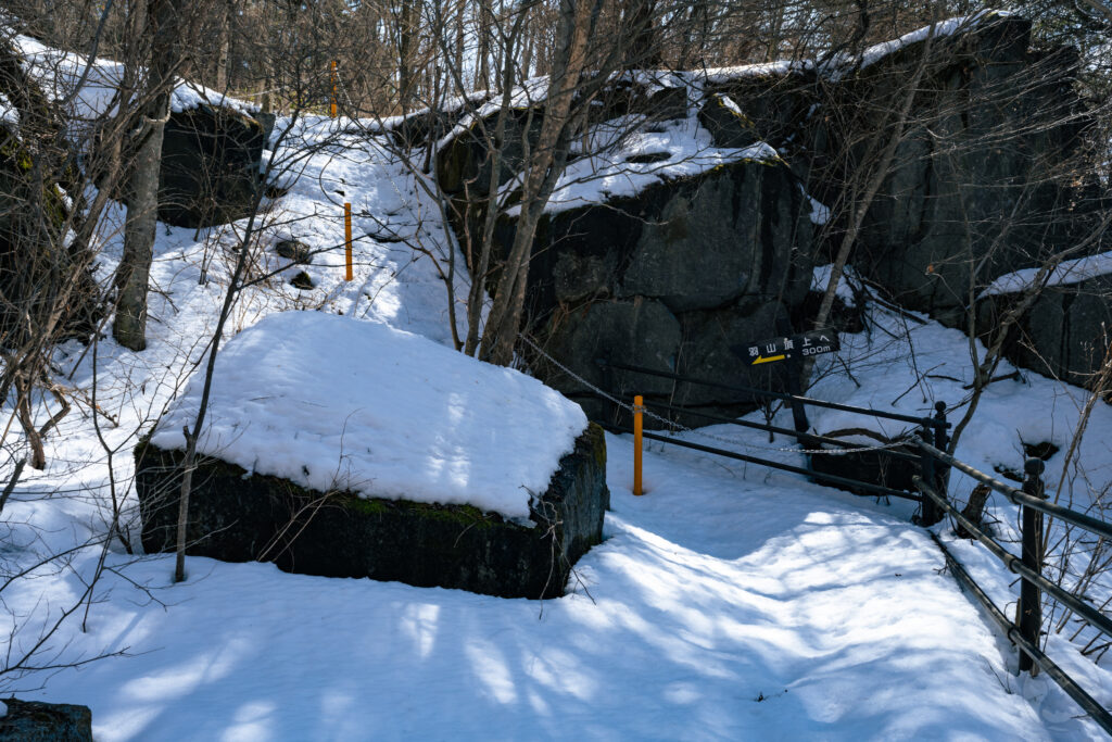 山頂前雪と岩場